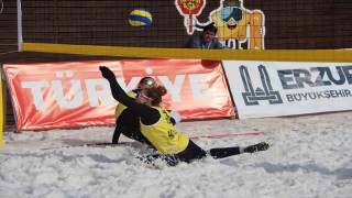 Palandöken Kayak Merkezinde kar voleybolu coşkusu