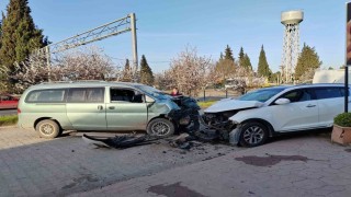Panelvan ile SUV araç kafa kafaya çarpıştı: 2 yaralı