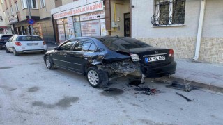 Park halindeki araca arkadan çarptı