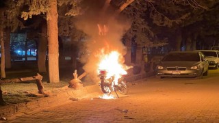 Park halindeki motosiklet yandı
