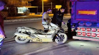 Park halindeki tıra çarpan motosikletin sürücüsü yaralandı