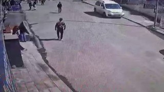 Patlayan torpil parçası kızın gözüne geldi