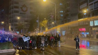 Patlayıcı madde atan ve dağılın ikazını dinlemeyen gruba polis ekiplerince müdahale etti