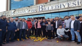 Pazarcı esnafından Karabağlar Belediyesine sebze-meyveli protesto