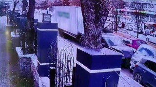 Pendikte bir anda hareket eden kamyon park halindeki araçları biçti