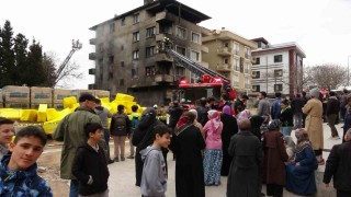 Pendikte inşaat depolama alanında yangın: Alevler 4 katlı binaya sıçradı