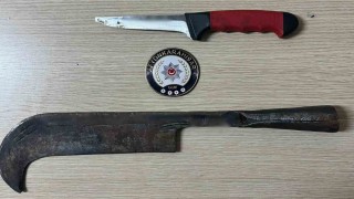 Polis 12 ruhsatsız tabanca ile 54 bıçak ele geçirdi