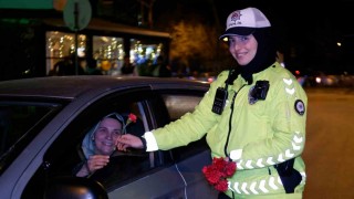 Polis, denetim noktasında kadın sürücülere karanfil hediye etti
