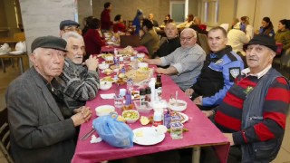 Polis ekipleri huzurevinde kalan yaşlıları ziyaret etti