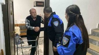 Polis ekiplerinden tek bacağı olmayan Ertuğrul amcaya ziyaret