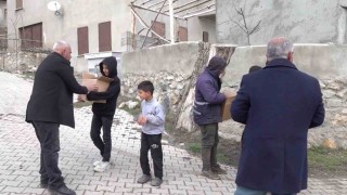 Polis memurundan dar gelirli ailelere bayram şekeri