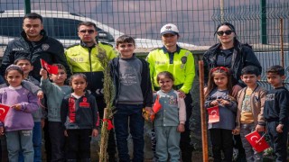 Polis ve öğrenciler Kato Dağı eteklerine fidan dikti