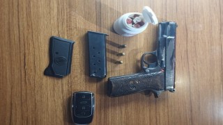 Polisin çalıntı araç operasyonunda silah ve uyuşturucu ele geçirdi