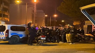 Polisten gençlere önce uyarı ve bilgilendirme, sonra selfie