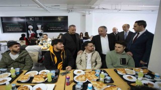 Prof. Dr. Karabulut, öğrenciler ile iftar yemeğinde bir araya geldi