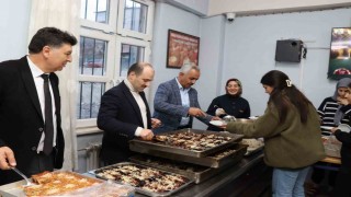 Protokolden öğrencilere yemek servisi