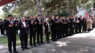 Protokolden şehitliklere bayram ziyareti
