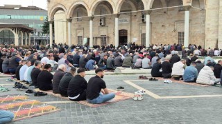 Ramazan ayının son cuma namazında camiler doldu taştı