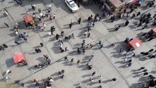 Ramazan Bayramını İstanbulda geçiren vatandaşlar Eminönüne akın etti