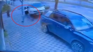 Refleksiyle hayatta kaldı, 2 araç arasında sıkışmaktan zıplayarak kurtuldu: O anlar kamerada