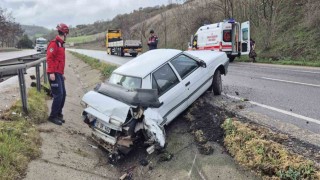 Refüje giren otomobildeki 2 kişi yaralandı