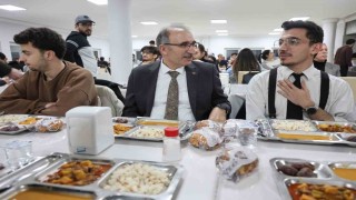 Rektör Göktaş öğrencilerle iftar açtı