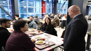 Rektör Sözbir öğrencilerle iftar yaptı