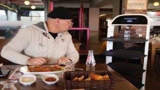 Robot garson Şef yaptığı servisle müşterilere farklı bir deneyim sunuyor