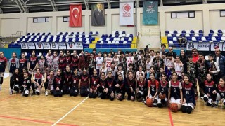 Sabancı basketbol küçüklerde hem kızlarda hem erkekler de şampiyon