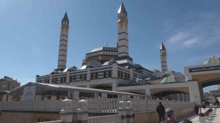 Sağlık Bakanı Memişoğlu, Ramazanın ilk cumasını Diyarbakırda eda etti