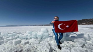 Şahika Ercümen, buzla kaplı dünyanın en derin gölüne dalış yaptı