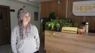 Sahip olduğu otelin her şeyi: Temizlik, resepsiyon, yemek onun elinden geçiyor
