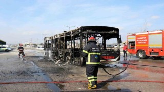 Sakaryada otobüs alev topuna döndü: Gökyüzünü kara duman kapladı