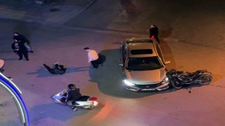 Sakaryada otomobile çarpan motosikletteki 2 kişi yaralandı
