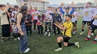 Şampiyonluk maçında futbolcudan, kız arkadaşına evlilik teklifi