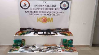 Samsunda bir evde çok sayıda silah ve bıçak ele geçirildi