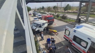 Samsunda minibüs üst geçidin direğine çarptı: 7 yaralı