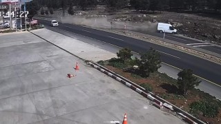 Şanlıurfada minibüs kayalıklara çarptı: 2 yaralı