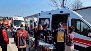 Sapancada minibüsle çarpışan otomobilin motoru 10 metre savruldu: 5i çocuk 10 yaralı