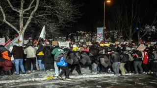 Saraçhaneden Taksime yürümek isteyen grup polise su şişesi fırlattı