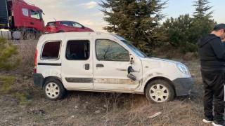 Şarampole devrilen hafif ticari araçta 2 kişi yaralandı
