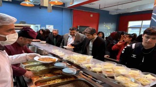 Sarıkamışta kaymakam ve belediye başkanı öğrencilerle iftar açtı