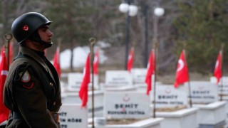 Şehit annesinin feryadı şehitlikte yankılandı