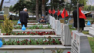 Şehit evlatlarıyla bayramlaştılar