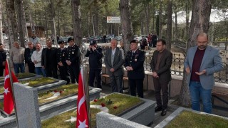 Şehit Hava Pilot Teğmen Yavuz Eracar kabri başında anıldı