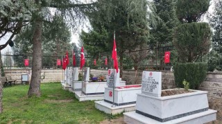 Şehitlikte bayram temizliği
