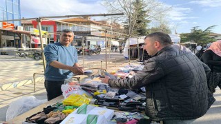 Semt pazarlarında satılan bayramlık giysiler yoğun ilgi gördü