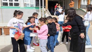 Şenlik gibi bayramlaşma: Bin 200 öğrenci birbiriyle bayramlaştı