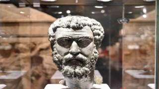 Septimius Severusun heykel başı ve pişmiş toprak levhalar anavatanında