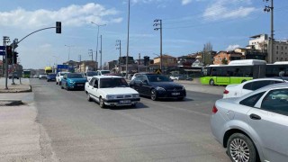 Seyir halindeki tırın dorsesi yola devrildi, trafik felç oldu